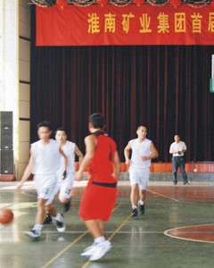 公司篮球队参加比赛